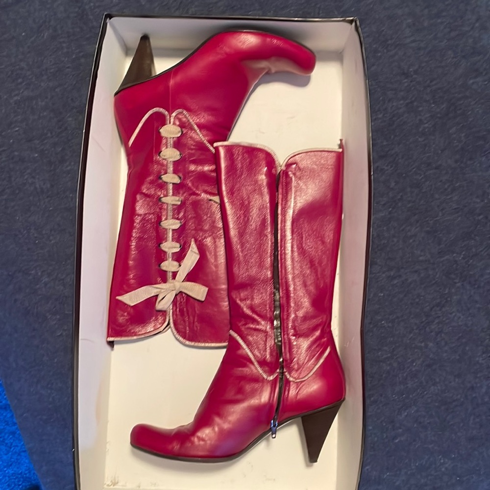 Red boots with beige grosgrain ribbon. Calf length